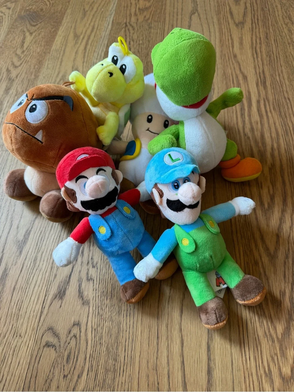 Super Mario Mariokart mini antigravity RC racer, book & 6 stuffies